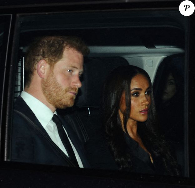 Le prince Harry et son épouse Meghan arrivant à Buckingham Palace à Londres auprès du cercueil d'Elizabeth II