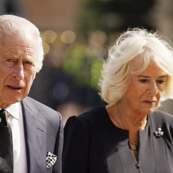 Le roi Charles III d'Angleterre et Camilla Parker Bowles, reine consort d'Angleterre, saluent la foule aux abords du château de Hillsborough à Belfast, le 13 septembre 2022.