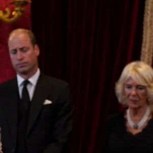 Le prince William, prince de Galles, la reine consort Camilla Parker Bowles, le roi Charles III d'Angleterre - Personnalités lors de la cérémonie du Conseil d'Accession au palais Saint-James à Londres, pour la proclamation du roi Charles III d'Angleterre. Le 10 septembre 2022