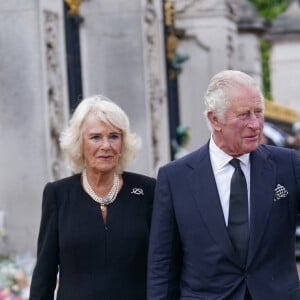 Le roi Charles III d'Angleterre et Camilla Parker Bowles, reine consort d'Angleterre, arrivent à Buckingham Palace, le 9 septembre 2022.