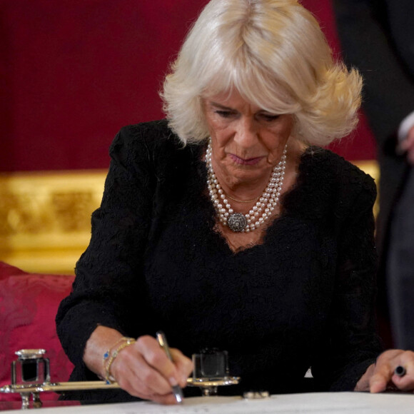 La reine consort Camilla Parker Bowles - Personnalités lors de la cérémonie du Conseil d'Accession au palais Saint-James à Londres, pour la proclamation du roi Charles III d'Angleterre. Le 10 septembre 2022