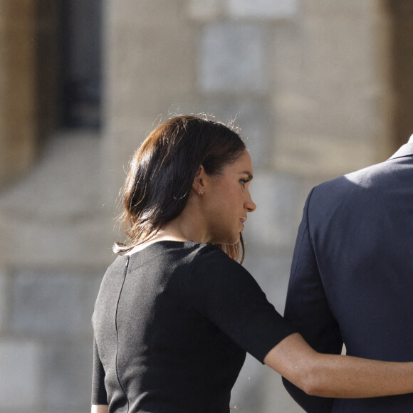 Le prince Harry, duc de Sussex, Meghan Markle, duchesse de Sussex à la rencontre de la foule devant le château de Windsor, suite au décès de la reine Elisabeth II d'Angleterre. Le 10 septembre 2022 