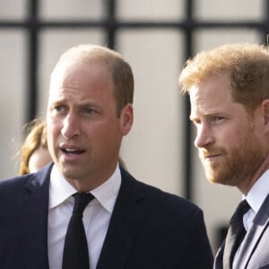 Le prince de Galles William, le prince Harry, duc de Sussex à la rencontre de la foule devant le château de Windsor, suite au décès de la reine Elisabeth II d'Angleterre. Le 10 septembre 2022 