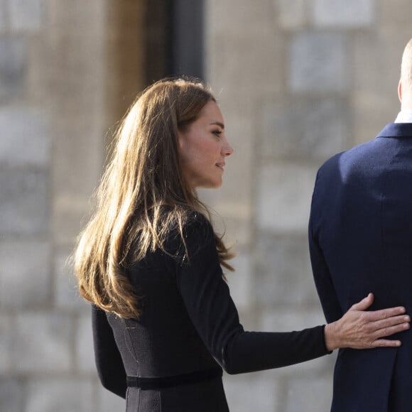 Le prince de Galles William, la princesse de Galles Kate Catherine Middleton à la rencontre de la foule devant le château de Windsor, suite au décès de la reine Elisabeth II d'Angleterre. Le 10 septembre 2022 