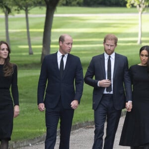 Le prince de Galles William, la princesse de Galles Kate Catherine Middleton, le prince Harry, duc de Sussex, Meghan Markle, duchesse de Sussex à la rencontre de la foule devant le château de Windsor, suite au décès de la reine Elisabeth II d'Angleterre. Le 10 septembre 2022 