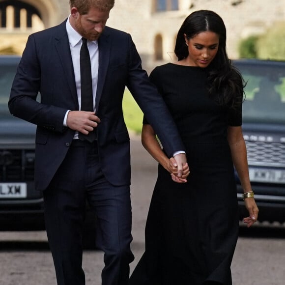 Le prince Harry, duc de Sussex et Meghan Markle, duchesse de Sussex à la rencontre de la foule devant le château de Windsor, suite au décès de la reine Elisabeth II d'Angleterre. Le 10 septembre 2022 