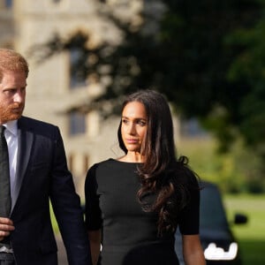 La princesse de Galles Kate Catherine Middleton, le prince de Galles William et le prince Harry, duc de Sussex et Meghan Markle, duchesse de Sussex à la rencontre de la foule devant le château de Windsor, suite au décès de la reine Elisabeth II d'Angleterre. Le 10 septembre 2022 