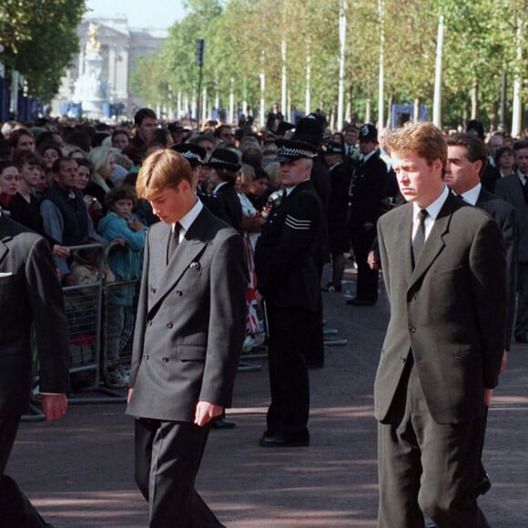 Charles Spencer, le prince William, duc de Cambridge, Le prince Harry, duc de Sussex, Le prince Charles, prince de Galles, le jour de l'enterrement de Lady Diana. 