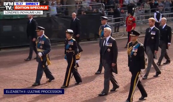 La famille royale dans une procession pour Elizabeth II.