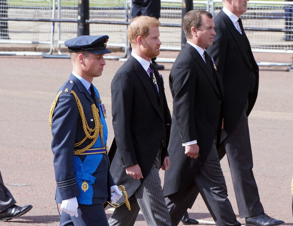Le prince William et le prince Harry derrière le cercueil d'Elizabeth II @ Ian West