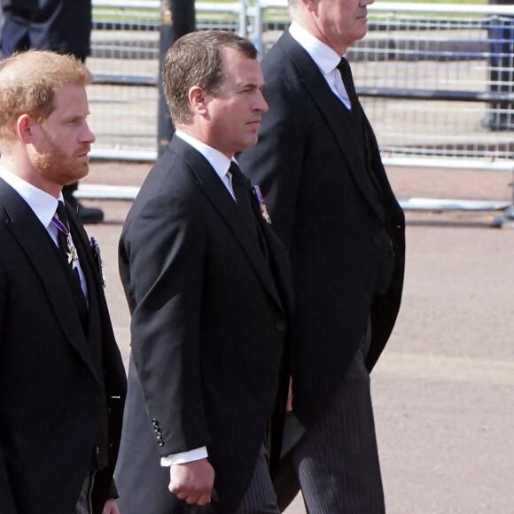 Le prince William et le prince Harry derrière le cercueil d'Elizabeth II @ Ian West