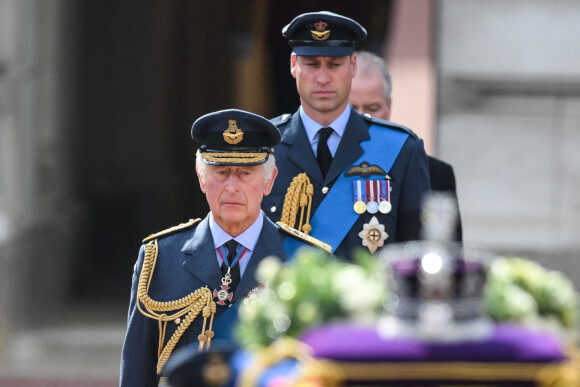 Le roi Charles et le prince William derrière le cercueil d'Elizabeth II @ Daniel Leal/PA Wire.