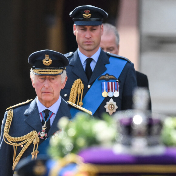 Le roi Charles et le prince William derrière le cercueil d'Elizabeth II @ Daniel Leal/PA Wire.