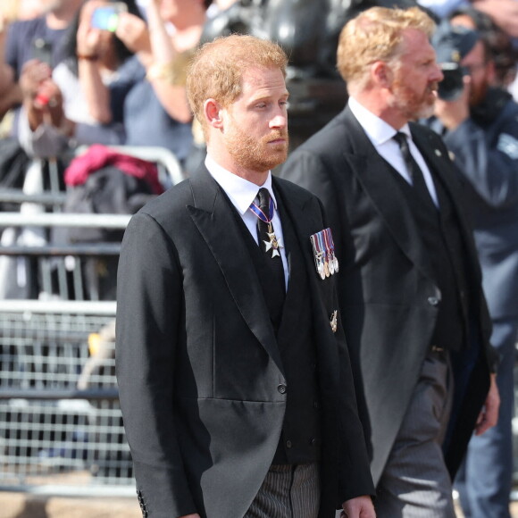 Le prince Harry derrière le cercueil de sa grand-mère Elizabeth II. @ James Manning/PA Wire.