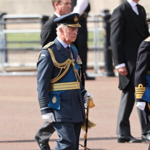 Le roi Charles III derrière le cercueil de sa mère Elizabeth II. @ James Manning/PA Wire.