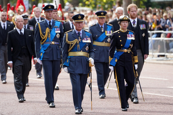 Le roi Charles III d'Angleterre, la princesse Anne et le prince William, prince de Galles, le prince Harry, duc de Sussex - Procession cérémonielle du cercueil de la reine Elisabeth II du palais de Buckingham à Westminster Hall à Londres, Royaume Uni, le 14 septembre 2022. 