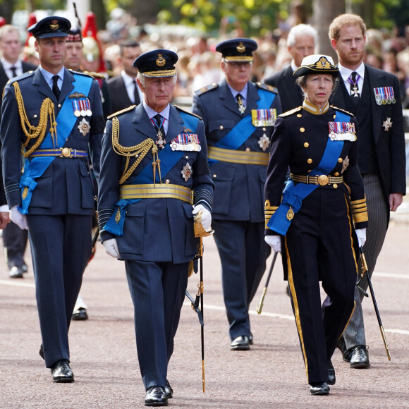 Le roi Charles III d'Angleterre, la princesse Anne et le prince William, prince de Galles, le prince Harry, duc de Sussex - Procession cérémonielle du cercueil de la reine Elisabeth II du palais de Buckingham à Westminster Hall à Londres, Royaume Uni, le 14 septembre 2022. 