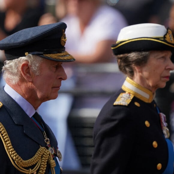 Le roi Charles III d'Angleterre, la princesse Anne - Procession cérémonielle du cercueil de la reine Elisabeth II du palais de Buckingham à Westminster Hall à Londres, Royaume Uni, le 14 septembre 2022. 