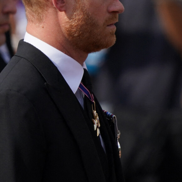 Le prince William, prince de Galles, le prince Harry, duc de Sussex - Procession cérémonielle du cercueil de la reine Elisabeth II du palais de Buckingham à Westminster Hall à Londres, Royaume Uni, le 14 septembre 2022. 