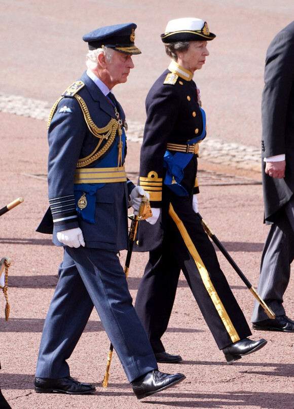 Le roi Charles III d'Angleterre, la princesse Anne - Procession cérémonielle du cercueil de la reine Elisabeth II du palais de Buckingham à Westminster Hall à Londres, Royaume Uni, le 14 septembre 2022. 