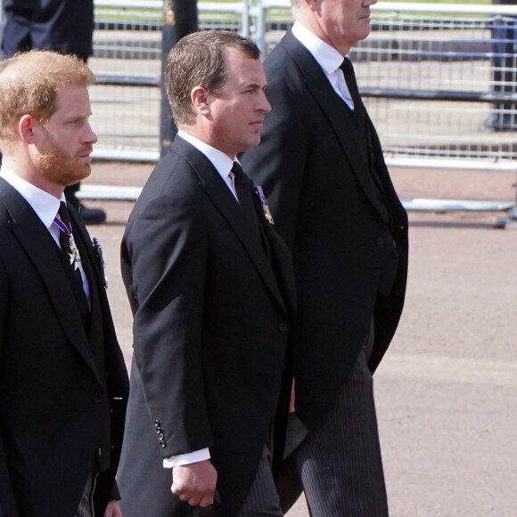 Le prince William, prince de Galles, le prince Harry, duc de Sussex - Procession cérémonielle du cercueil de la reine Elisabeth II du palais de Buckingham à Westminster Hall à Londres, Royaume Uni, le 14 septembre 2022. 