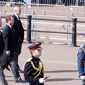 Le roi Charles III d'Angleterre, la princesse Anne, le prince William, prince de Galles, le prince Harry, duc de Sussex, le prince Edward, comte de Wessex, Peter Phillips et le prince Andrew, duc d'York - Procession cérémonielle du cercueil de la reine Elisabeth II du palais de Buckingham à Westminster Hall à Londres, Royaume Uni, le 14 septembre 2022. 