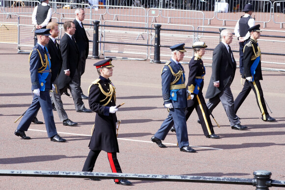 Le roi Charles III d'Angleterre, la princesse Anne, le prince William, prince de Galles, le prince Harry, duc de Sussex, le prince Edward, comte de Wessex, Peter Phillips et le prince Andrew, duc d'York - Procession cérémonielle du cercueil de la reine Elisabeth II du palais de Buckingham à Westminster Hall à Londres, Royaume Uni, le 14 septembre 2022. 