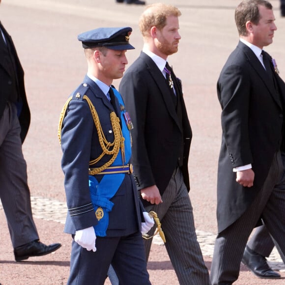 Le prince William, prince de Galles, le prince Harry, duc de Sussex - Procession cérémonielle du cercueil de la reine Elisabeth II du palais de Buckingham à Westminster Hall à Londres, Royaume Uni, le 14 septembre 2022. 