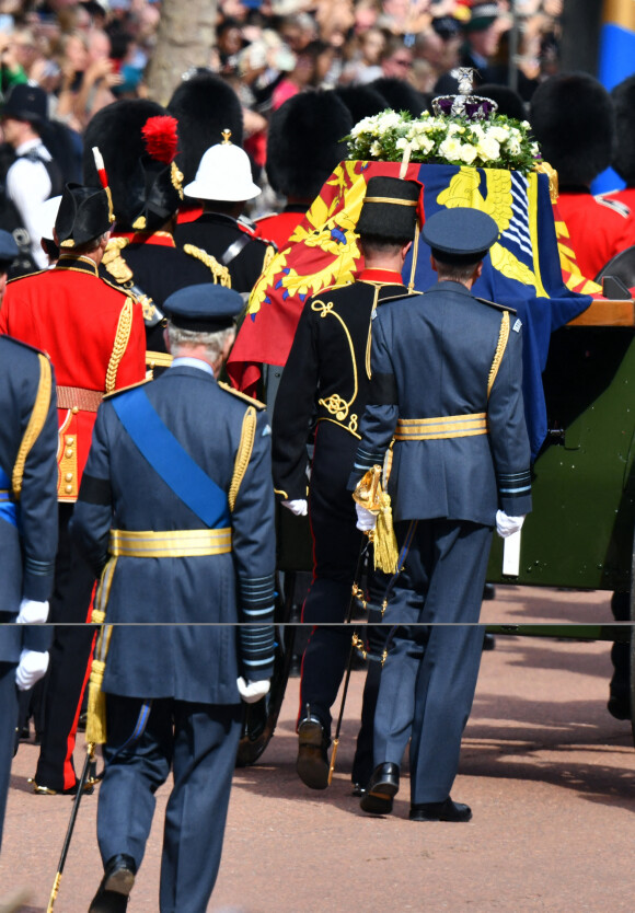 Procession cérémonielle du cercueil de la reine Elisabeth II du palais de Buckingham à Westminster Hall à Londres, où les Britanniques et les touristes du monde entier pourront lui rendre hommage jusqu'à ses obsèques prévues le 19 septembre 2022. Le 14 septembre 2022. 