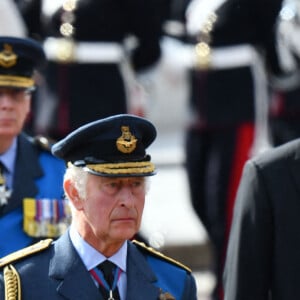 Le prince William, prince de Galles, Le prince Harry, duc de Sussex, Le roi Charles III d'Angleterre, La princesse Anne - Procession cérémonielle du cercueil de la reine Elisabeth II du palais de Buckingham à Westminster Hall à Londres, où les Britanniques et les touristes du monde entier pourront lui rendre hommage jusqu'à ses obsèques prévues le 19 septembre 2022. Le 14 septembre 2022. 