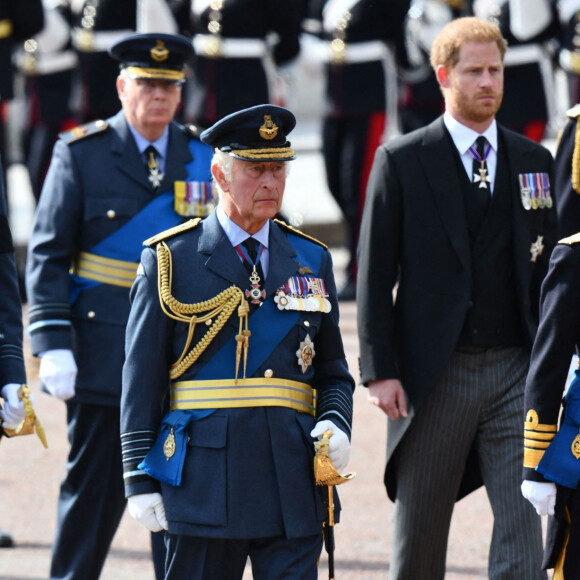 Le prince William, prince de Galles, Le prince Harry, duc de Sussex, Le roi Charles III d'Angleterre, La princesse Anne - Procession cérémonielle du cercueil de la reine Elisabeth II du palais de Buckingham à Westminster Hall à Londres, où les Britanniques et les touristes du monde entier pourront lui rendre hommage jusqu'à ses obsèques prévues le 19 septembre 2022. Le 14 septembre 2022. 