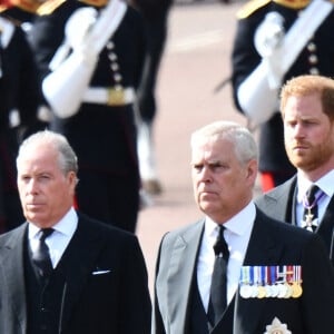 Le prince Andrew, duc d'York, Le prince Harry, duc de Sussex - Procession cérémonielle du cercueil de la reine Elisabeth II du palais de Buckingham à Westminster Hall à Londres, où les Britanniques et les touristes du monde entier pourront lui rendre hommage jusqu'à ses obsèques prévues le 19 septembre 2022. Le 14 septembre 2022. 