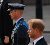 Le prince William, prince de Galles, le prince Harry, duc de Sussex - Procession cérémonielle du cercueil de la reine Elisabeth II du palais de Buckingham à Westminster Hall à Londres, Royaume Uni, le 14 septembre 2022.