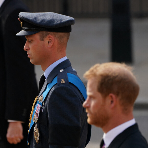 Le prince William, prince de Galles, le prince Harry, duc de Sussex - Procession cérémonielle du cercueil de la reine Elisabeth II du palais de Buckingham à Westminster Hall à Londres, Royaume Uni, le 14 septembre 2022.