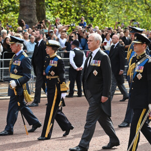 Le roi Charles III d'Angleterre, la princesse Anne, le prince William, prince de Galles, le prince Harry, duc de Sussex, le prince Edward, comte de Wessex et le prince Andrew, duc d'York - Procession cérémonielle du cercueil de la reine Elisabeth II du palais de Buckingham à Westminster Hall à Londres, Royaume Uni, le 14 septembre 2022.