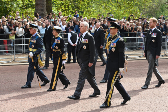 Le roi Charles III d'Angleterre, la princesse Anne, le prince William, prince de Galles, le prince Harry, duc de Sussex, le prince Edward, comte de Wessex et le prince Andrew, duc d'York - Procession cérémonielle du cercueil de la reine Elisabeth II du palais de Buckingham à Westminster Hall à Londres, Royaume Uni, le 14 septembre 2022.