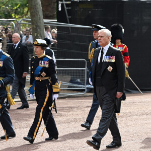 Le roi Charles III d'Angleterre, la princesse Anne, le prince William, prince de Galles, le prince Harry, duc de Sussex, le prince Edward, comte de Wessex et le prince Andrew, duc d'York - Procession cérémonielle du cercueil de la reine Elisabeth II du palais de Buckingham à Westminster Hall à Londres, Royaume Uni, le 14 septembre 2022.