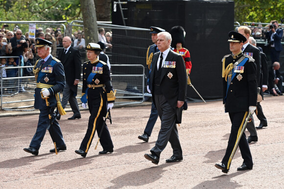 Le roi Charles III d'Angleterre, la princesse Anne, le prince William, prince de Galles, le prince Harry, duc de Sussex, le prince Edward, comte de Wessex et le prince Andrew, duc d'York - Procession cérémonielle du cercueil de la reine Elisabeth II du palais de Buckingham à Westminster Hall à Londres, Royaume Uni, le 14 septembre 2022.