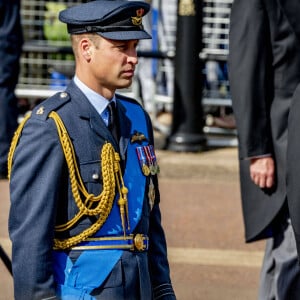 Le prince William, prince de Galles, Le prince Harry, duc de Sussex - Procession cérémonielle du cercueil de la reine Elisabeth II du palais de Buckingham à Westminster Hall à Londres, où les Britanniques et les touristes du monde entier pourront lui rendre hommage jusqu'à ses obsèques prévues le 19 septembre 2022. Le 14 septembre 2022.