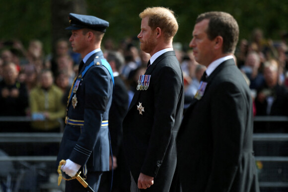Le prince William, prince de Galles, le prince Harry, duc de Sussex et Peter Phillips - Procession cérémonielle du cercueil de la reine Elisabeth II du palais de Buckingham à Westminster Hall à Londres, Royaume Uni, le 14 septembre 2022.