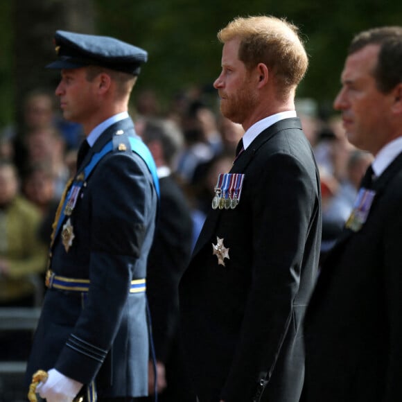 Le prince William, prince de Galles, le prince Harry, duc de Sussex et Peter Phillips - Procession cérémonielle du cercueil de la reine Elisabeth II du palais de Buckingham à Westminster Hall à Londres, Royaume Uni, le 14 septembre 2022.