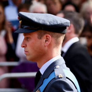 Le prince William, prince de Galles, le prince Harry, duc de Sussex - Procession cérémonielle du cercueil de la reine Elisabeth II du palais de Buckingham à Westminster Hall à Londres, Royaume Uni, le 14 septembre 2022.