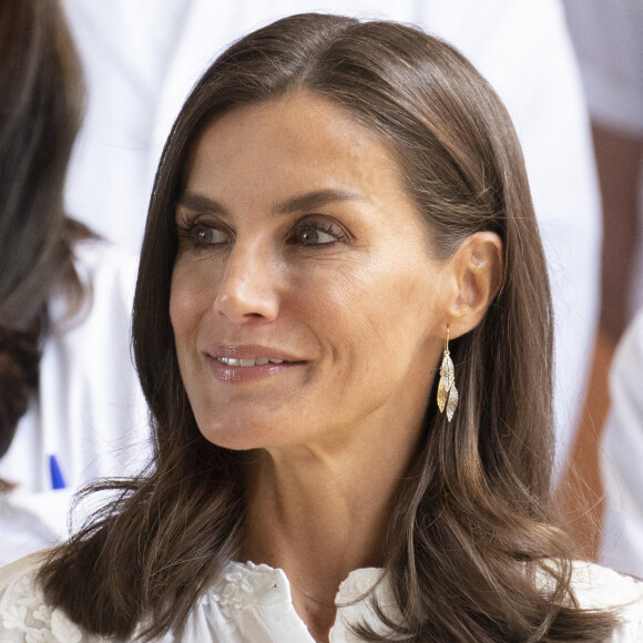 Le roi Felipe VI et la reine Letizia d'Espagne lors de l'inauguration de l'extension de l'hôpital universitaire de Guadalajara, le 14 septembre 2022. L'agrandissement de l'hôpital a impliqué le doublement de la superficie de l'hôpital de 54 000 mètres carrés actuels à 116,1,m2 et l'augmentation de sa capacité et de son portefeuille de services. Le complexe hospitalier a célébré son 40e anniversaire en janvier 2022. 