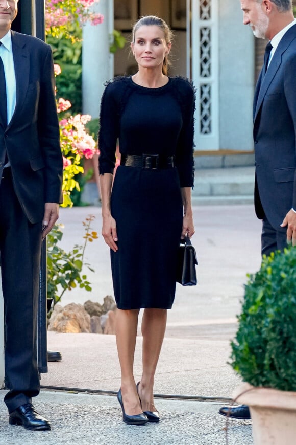Le roi Felipe VI et la reine Letizia d'Espagne arrivent à la résidence de l'ambassadeur britannique à Madrid pour signer le livre de condoléances en hommage à la reine Elisabeth II d'Angleterre, décédée le 8 septembre à 96 ans.