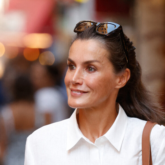La reine Letizia d'Espagne - La famille royale d'Espagne lors d'une balade dans le centre de Palma, loin du protocole le 10 août 2022. 
