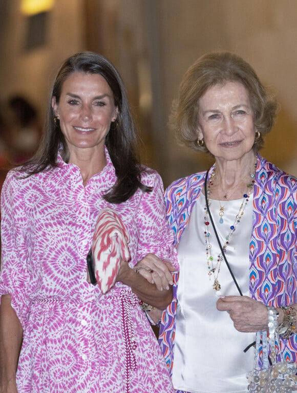La reine Letizia d'Espagne, la reine Sofia - La reine Letizia d'Espagne, ses filles et la reine Sofia se baladent dans les rues de Palma à Majorque le 7 août 2022. 