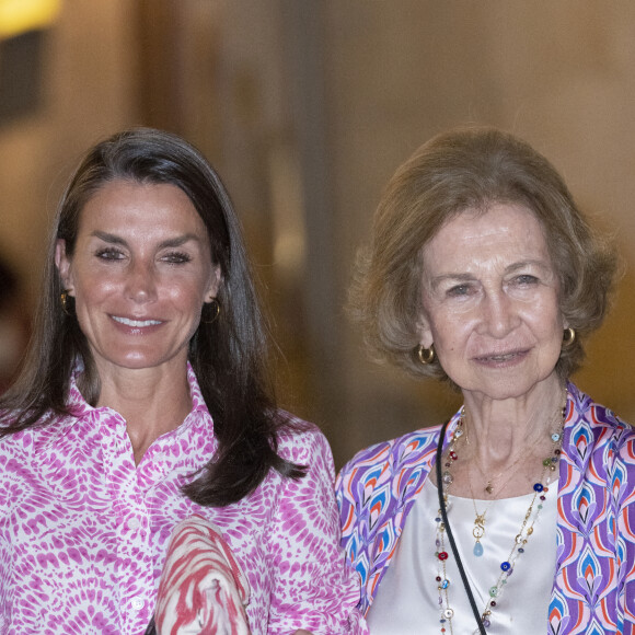 La reine Letizia d'Espagne, la reine Sofia - La reine Letizia d'Espagne, ses filles et la reine Sofia se baladent dans les rues de Palma à Majorque le 7 août 2022. 