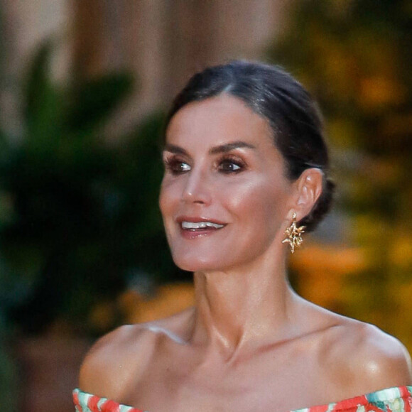 Le roi Felipe VI et la reine Letizia d'Espagne avec la reine Sofia, reçoivent les autorités locales dans leur résidence d'été au palais Miravent à Palma de Majorque, le 4 août 2022. 