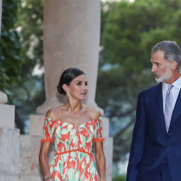 Le roi Felipe VI et la reine Letizia d'Espagne avec la reine Sofia, reçoivent les autorités locales dans leur résidence d'été au palais Miravent à Palma de Majorque, le 4 août 2022. 