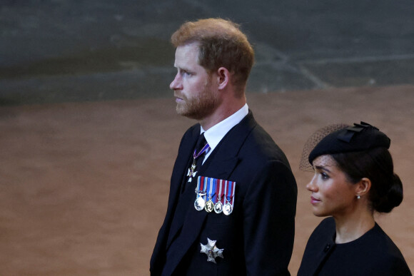 Le prince Harry, duc de Sussex et Meghan Markle, duchesse de Sussex - Intérieur - Procession cérémonielle du cercueil de la reine Elisabeth II du palais de Buckingham à Westminster Hall à Londres, où les Britanniques et les touristes du monde entier pourront lui rendre hommage jusqu'à ses obsèques prévues le 19 septembre 2022. Le 14 septembre 2022